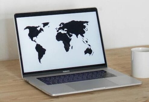 Mit dem Laptop im Homeoffice arbeiten
